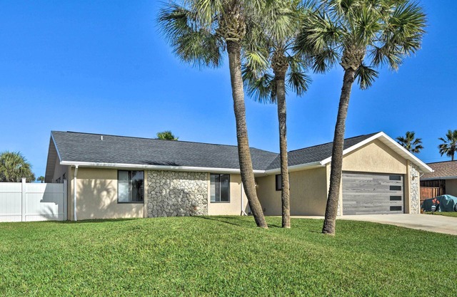 Bright Ormond Beach Home ~ 14 Mi to Daytona!