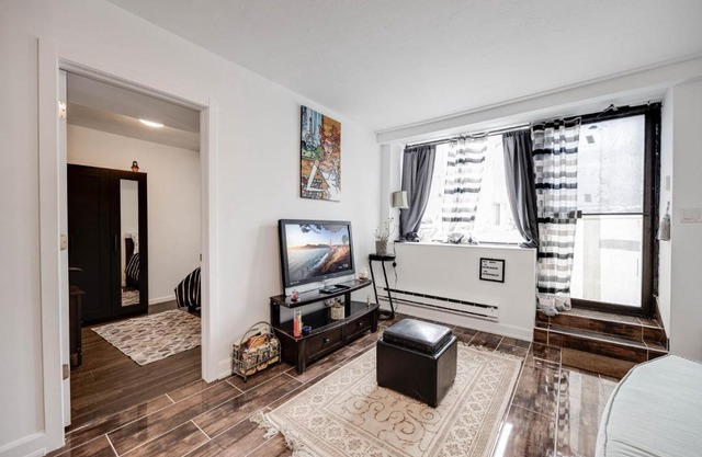 Bright Parkdale Court - Little Portugal w/ Free Parking
