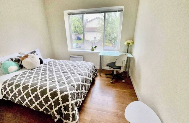 Bright Peaceful Private Room in North Seattle Great Transit Access