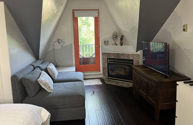 Bright & Peaceful Suite. Retail Conveniences Steps Away. Ryerson & U of T <2.6km