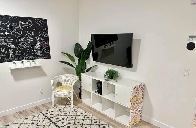 Bright Pet Friendly ~ Sleeps 6 ~ 15min to WEM