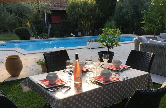 Bright villa in a quiet area with large swimming pool