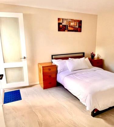 Bright & Quiet 1BR with Courtyard