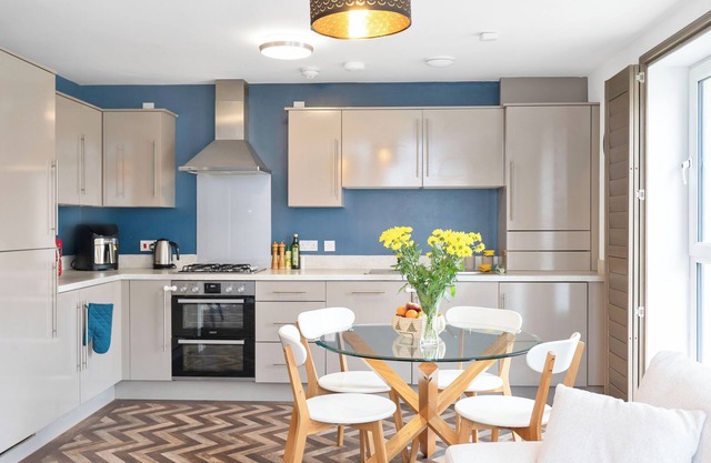Bright remote work haven | Close to Arthur's Seat & Holyrood Palace | 2 bedrooms