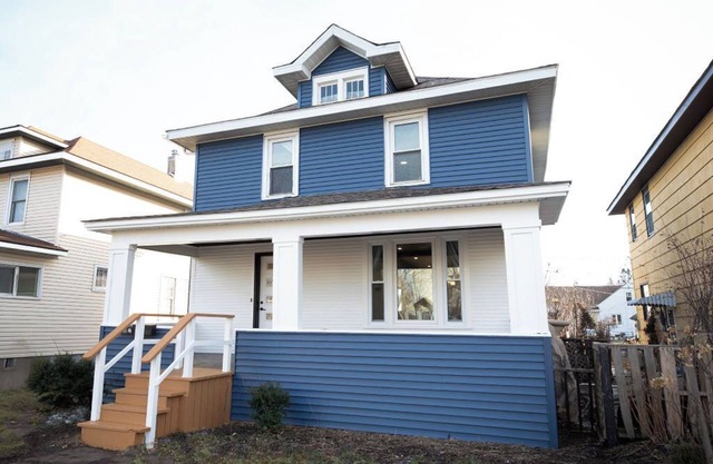 Bright & Renovated 3-bedroom house in Superior, quick 6 miles to Duluth!