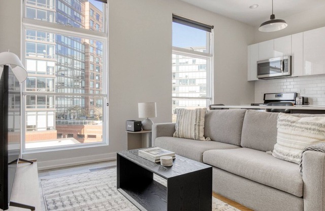 Bright River West 3BR nr Blue Line & I-90, by Blueground