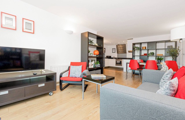 Bright Riverfront 2BR W/parking, 10min Woolwich St