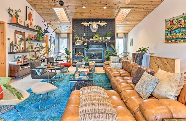 Bright Roscoe Escape w/ Deck, Mountain Views!