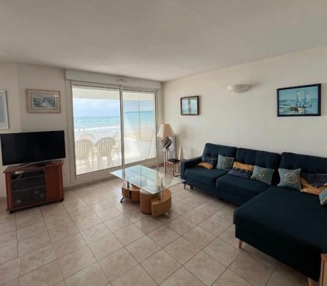 Bright seafront apartment