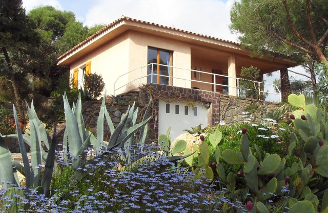 brillante villa segura en la parte superior de un hermoso jardín, hermosa vista al mar, cerca de la playa