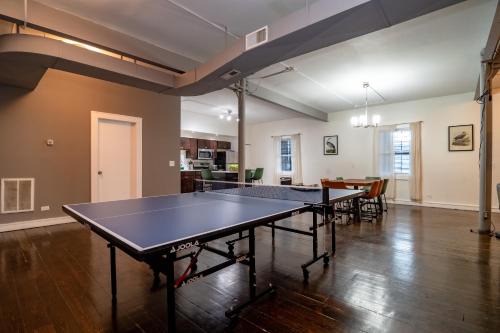 Bright South Loop 3BR Escape with PingPong Table and Optional Parking Minutes to Art Institute, Grant Park & McCormick Place Events