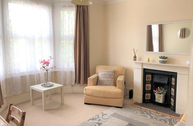 Bright, Spacious, 2 Bed 1st Floor Apartment, Elizabeth & Central Lines