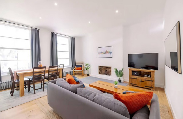 Bright, Spacious 2-bed, 5 mins from Tube, Sleeps 4 | Pass the Keys