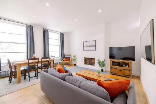 Bright, Spacious 2-bed, 5 mins from Tube, Sleeps 4 Pass the Keys