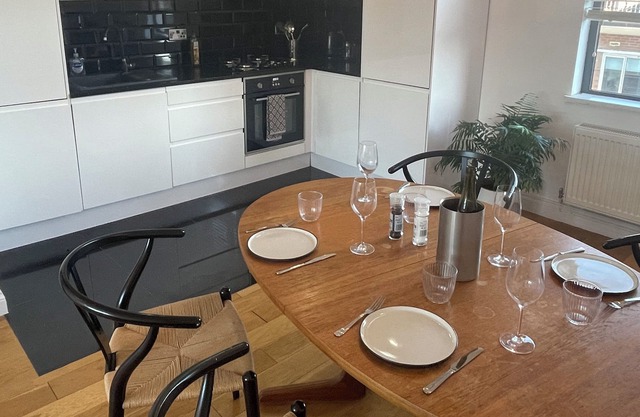 Bright + Spacious 2 Bedroom Penthouse by London Fields, Hackney