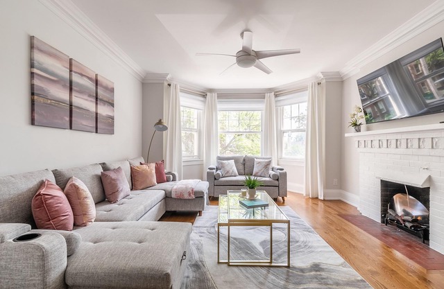 Bright & Spacious 2BR Apartment near Casa Loma