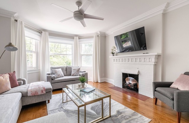 Bright & Spacious 2BR Apartment near Casa Loma
