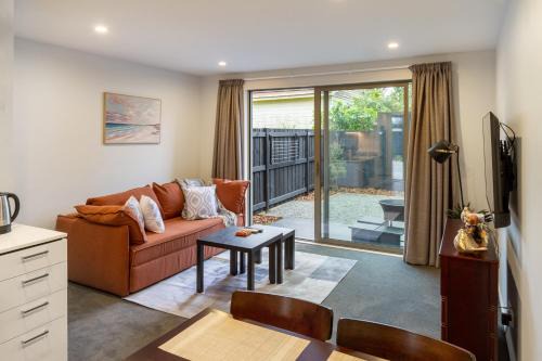 Bright & Spacious 2BR near Ara Institute and CBD