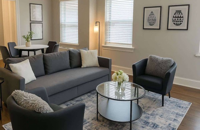 Bright & Spacious 2BR– Prime Hyde Park Location