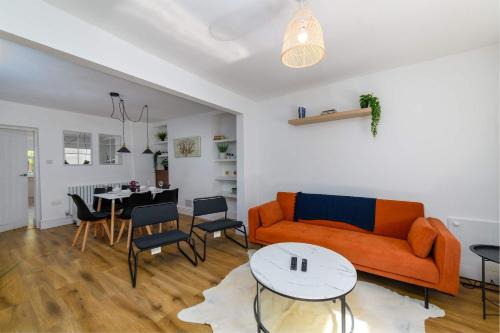 Bright & Spacious 3 Bed Home Minutes frm Bike Park