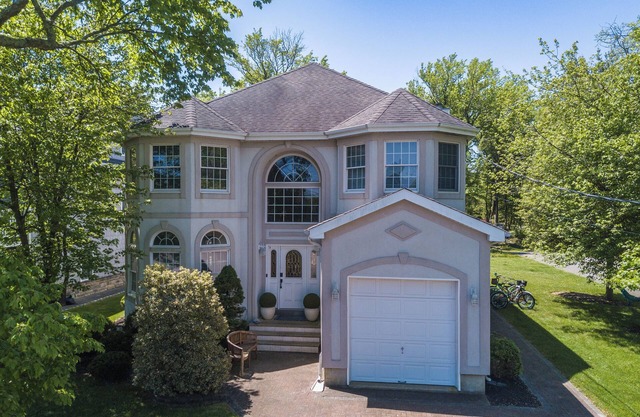 Bright, Spacious 5-bdrm Bay Head Shore Home - super close to beach, lake & town