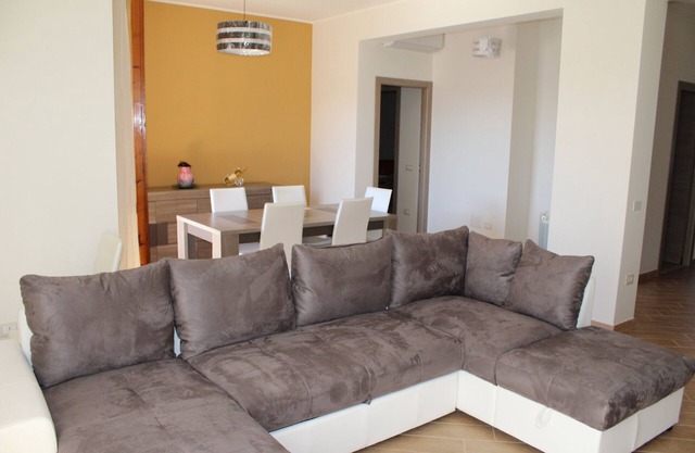 Luminoso, espacioso y confortable apartamento en el 4 ° y último piso, zona Poetto