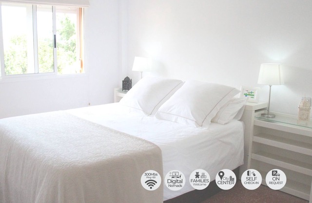 Bright & Spacious Apartment ✩ Digital Nomads ✩ Families ✩ Full Kitchen ✩ Parking