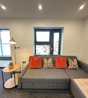 Bright & Spacious Apartment with large balcony and free parking