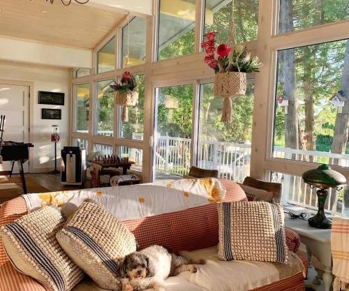 Bright & Spacious Chalet on Lake Huron - Private