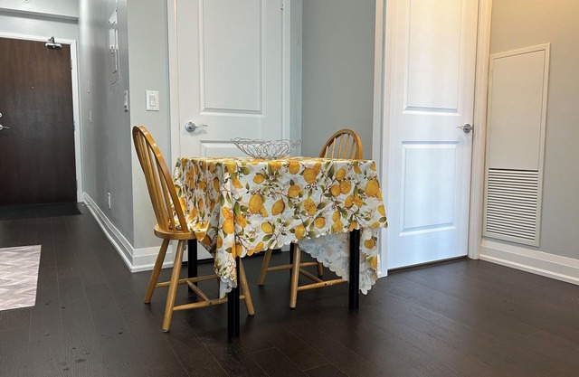 Bright Spacious Clean Condo Apartment in Markham- Walk to everything!