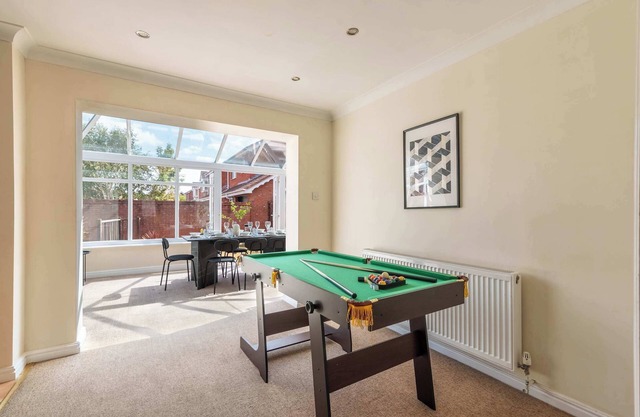Bright & Spacious 4 Bedroom Home near Bristol