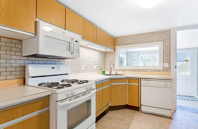 Bright, spacious getaway with full kitchen, furnished porch & WiFi - near trails