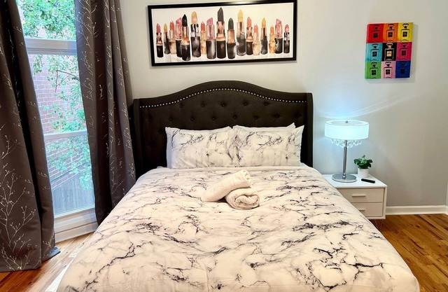Bright & Spacious Lincoln Park Gem – Sleeps 9!