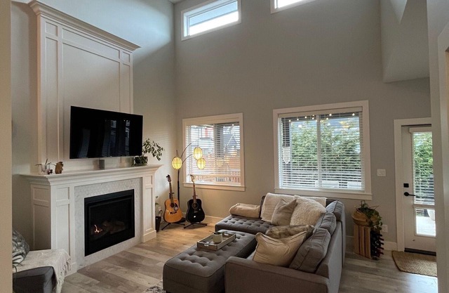 Bright & Spacious Modern Retreat, 12 minute drive to Cultus lake!