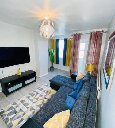 Bright, Spacious, modern Interior Decor 2 bedrooms Apartment with amazing views