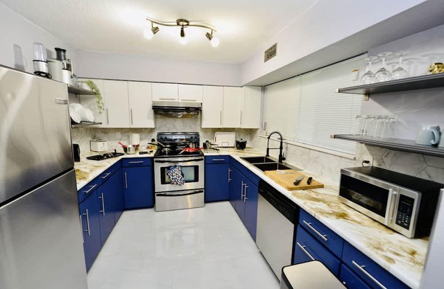 😊 Bright & Spacious Suite by Hwy ✰10min to Thunderbird ✰ FAST WiFi ✰ BBQ