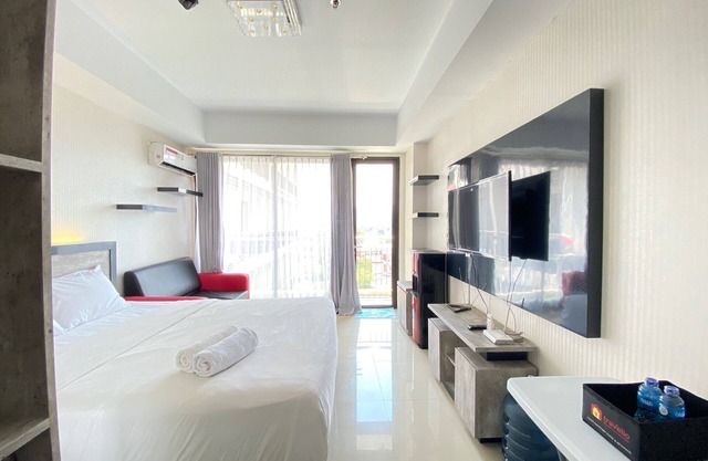 Bright Studio Room at Beverly Dago Apartment
