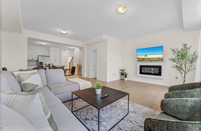 Bright & Stylish 5 BR Getaway in Oakville!