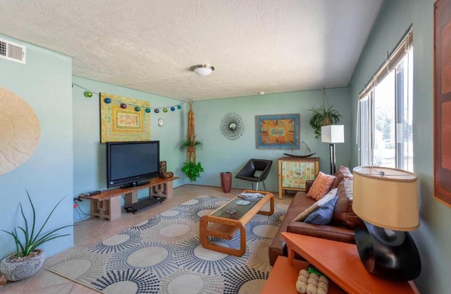 Bright & Sunny Home Near Zion