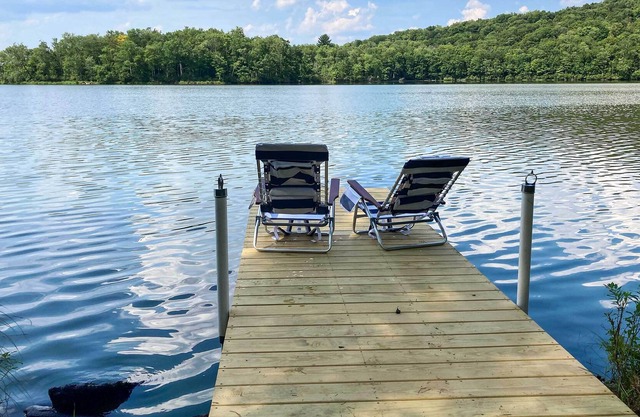 Bright Swan Lake Getaway with Hot Tub!