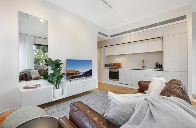 Bright Terrace Unit Next to Chapel St Dining