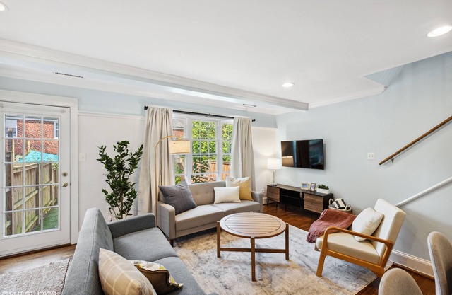 Bright townhome in vibrant Del Rey 10mins to DC