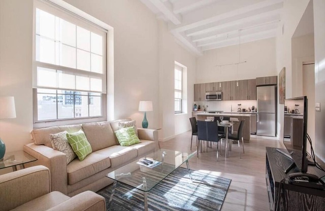 El centro de Boston! Condominio brillante con cocina completa, lavandería, gimnasio, sala de estar, parada T