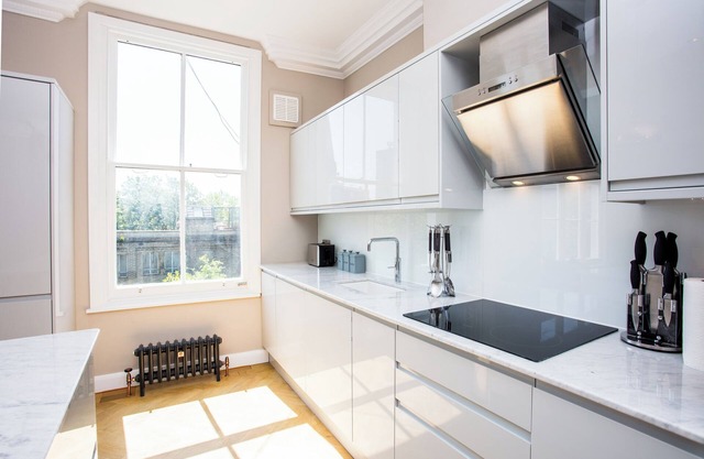 Bright, Vibrant 1 BD Apartment in Sth Hampstead!