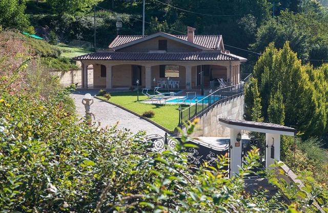 Villa luminosa con maravillosas vistas a las montañas Sibillini, piscina privada