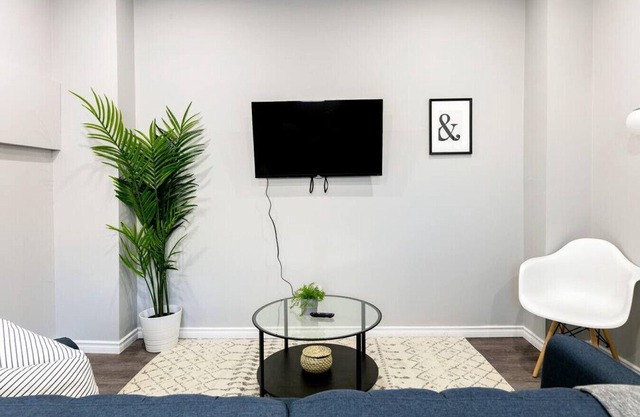 Bright Walkerville Flat | 2BR, Parking, Near DT