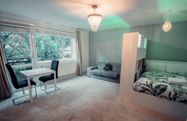 Bright & welcoming studio apt. Sleeps 4. Nr tube