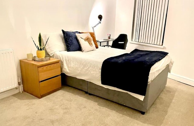 Brilliant 12 person apartment with free parking and Sefton Park!
