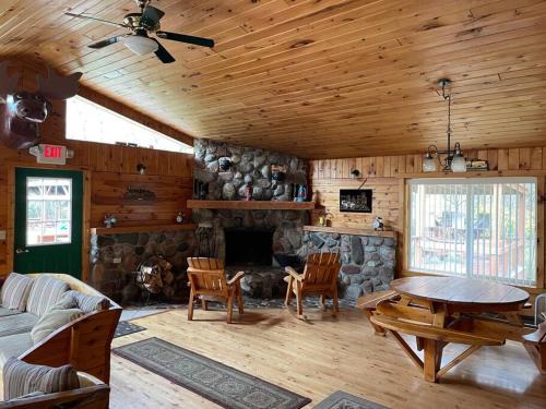 Brimley Lodge/Sleeps 36/Snowmobile & ORV Trail