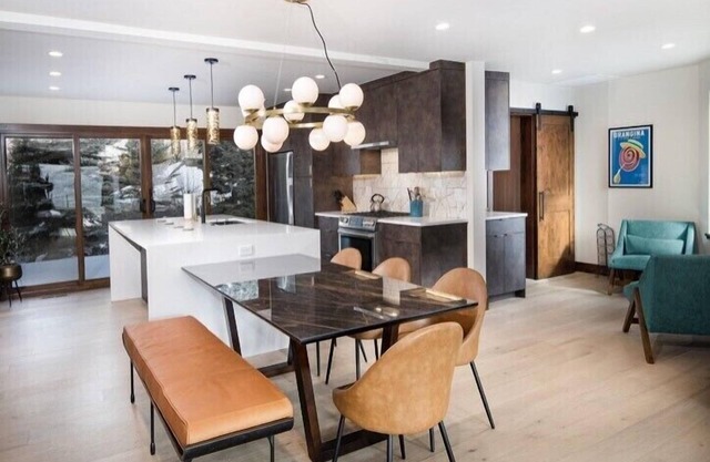 Casa privada de 3 dormitorios / 2 baños en casa colinda con espacio abierto. Ideal para familias y perros.